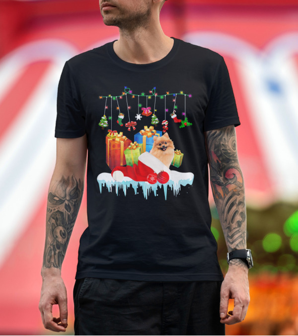 Premium T-Shirt: Pomeranian in Santa Hat with Christmas Lights and Presents T-Shirt Pomeranian in Santa Hat with Christmas Lights and Presents T-Shirt