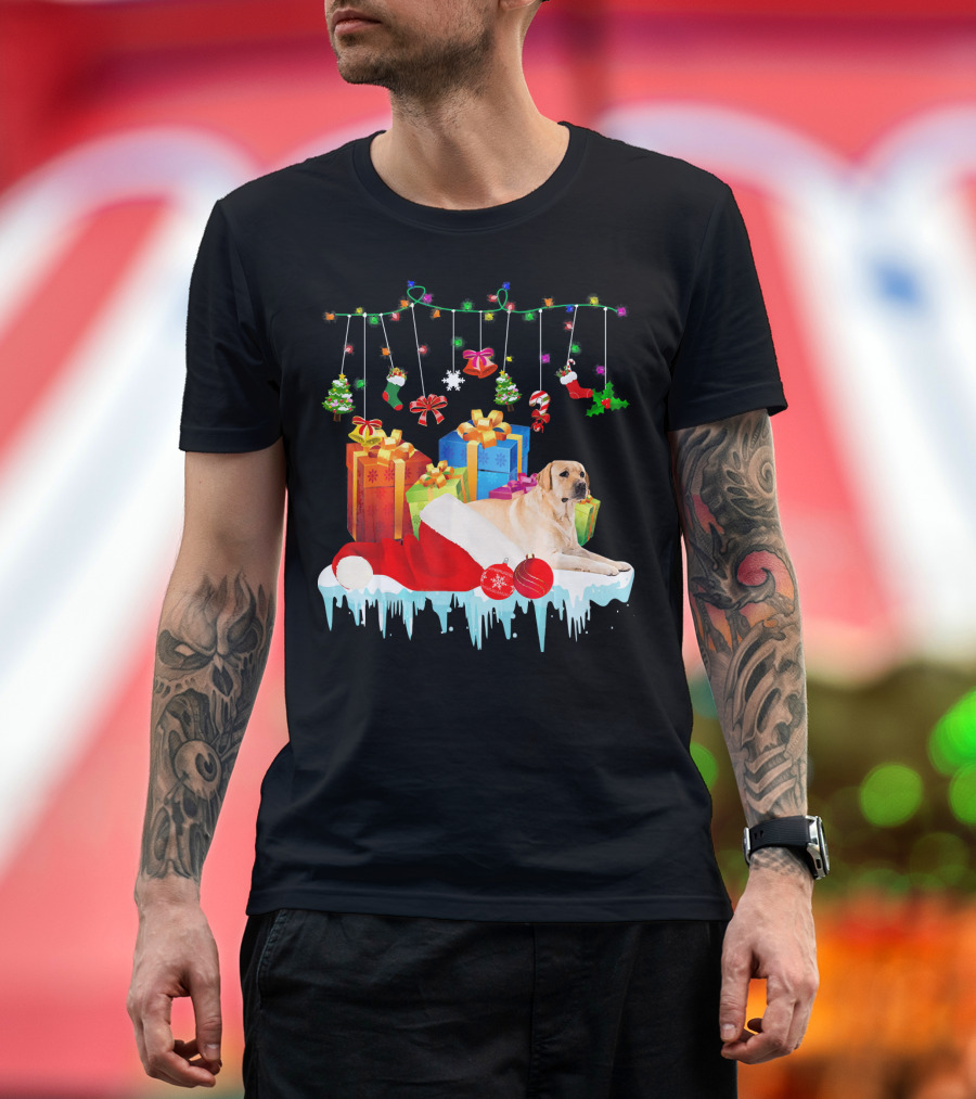 Labrador Retriever Santa Hat Christmas Presents and Holiday Decorations T-Shirt
