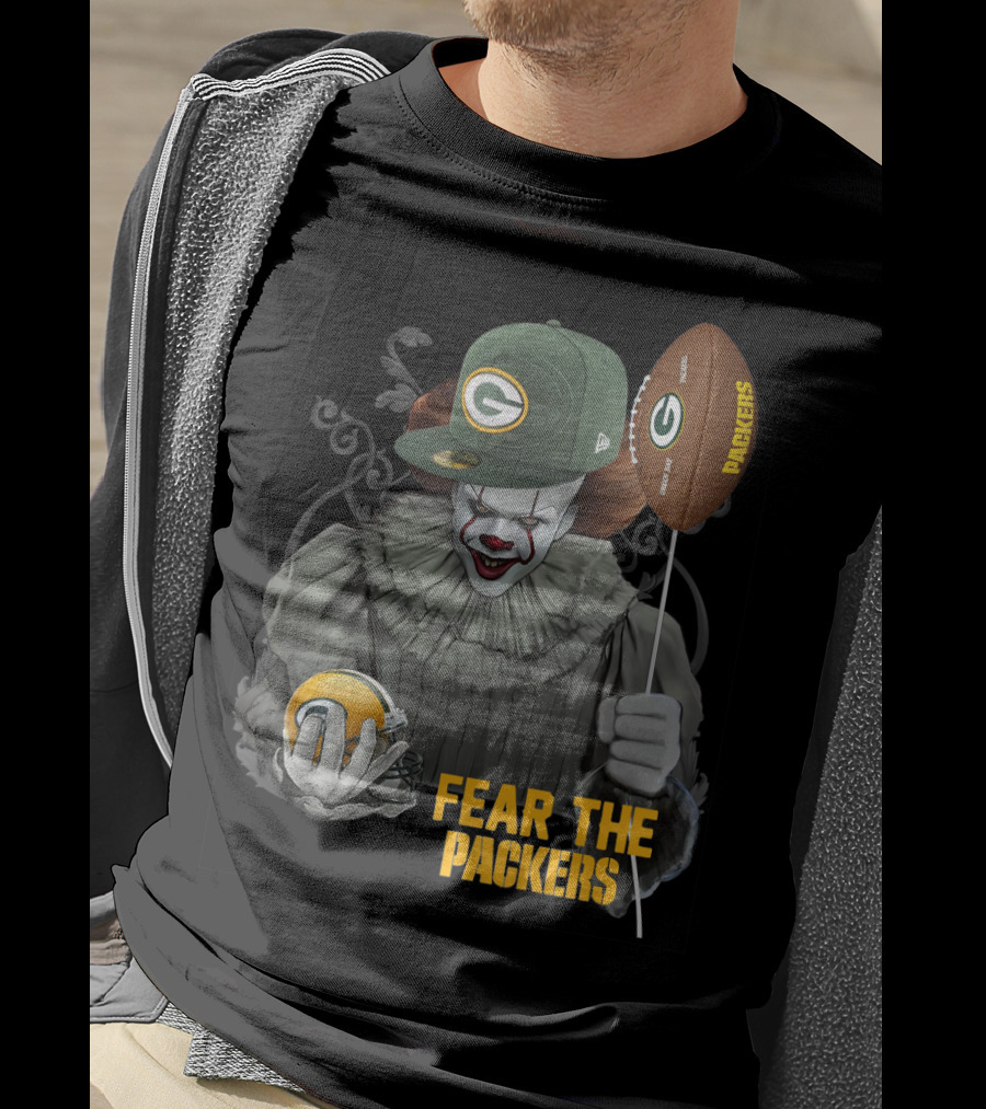 Pennywise Holding Green Bay Packers Balloon And Helmet Fear The Packers T-Shirt