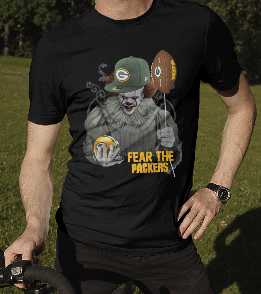 Pennywise Holding Green Bay Packers Balloon And Helmet Fear The Packers T-Shirt
