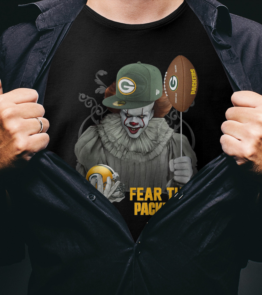 Pennywise Holding Green Bay Packers Balloon And Helmet Fear The Packers T-Shirt