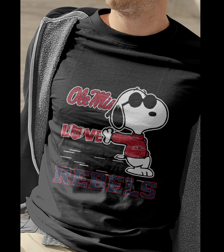Snoopy Ole Miss Rebels Love Football T-Shirt