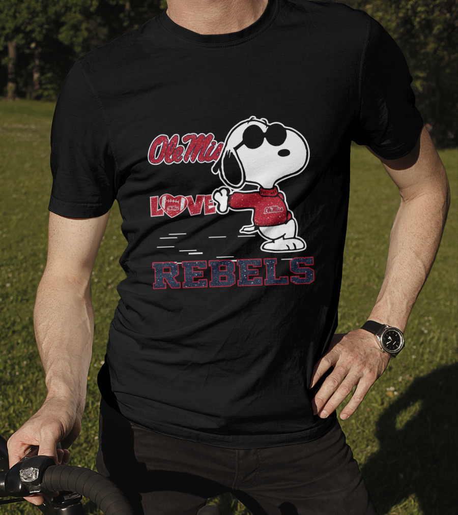 Snoopy Ole Miss Rebels Love Football T-Shirt