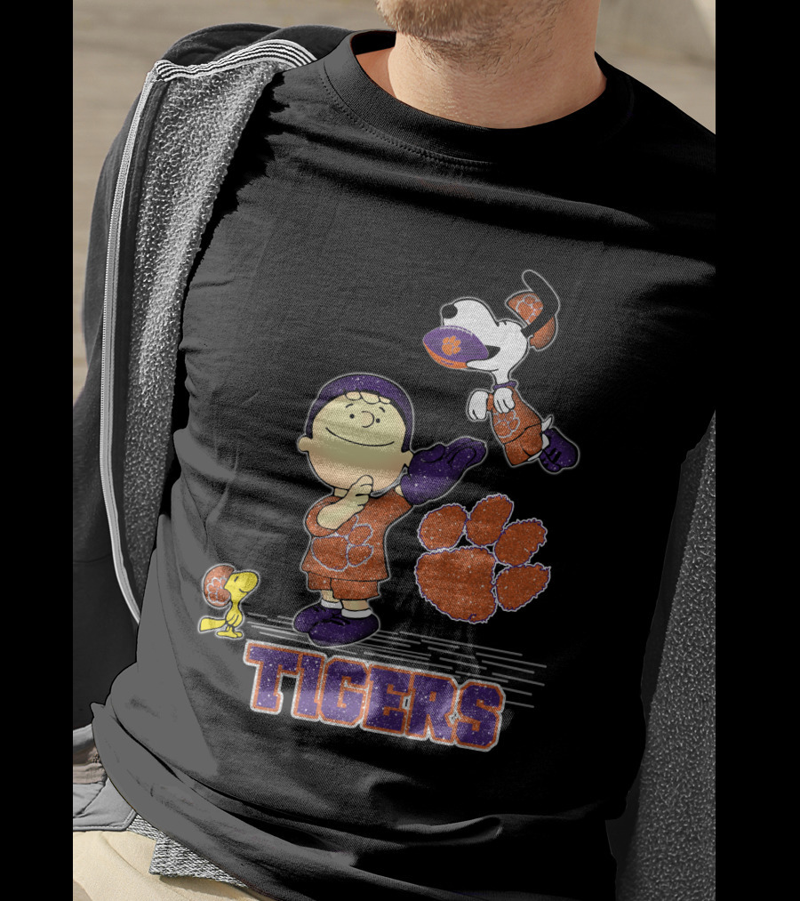 Snoopy Clemson Tigers Peanuts Football T-Shirt