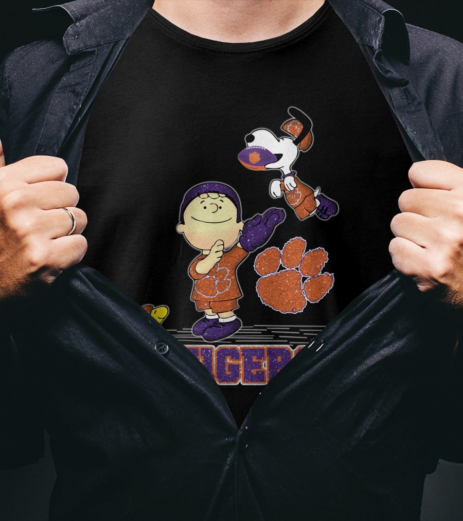 Snoopy Clemson Tigers Peanuts Football T-Shirt
