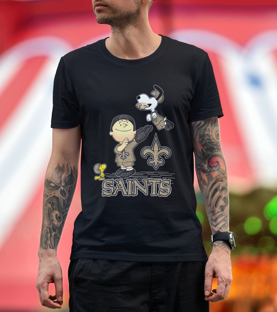 Snoopy Woodstock And Charlie Brown Love New Orleans Saints Fleur De Lis T-Shirt