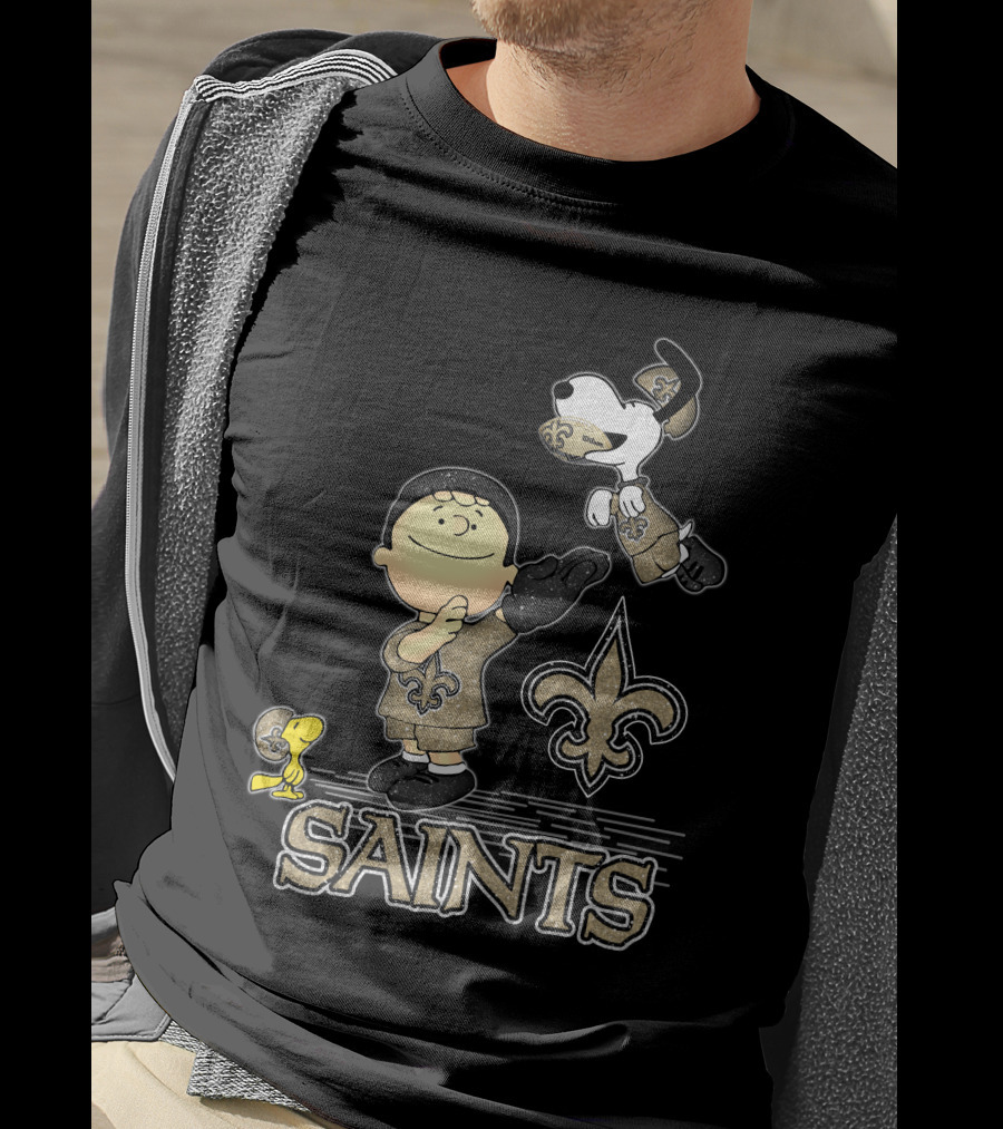 Snoopy Woodstock And Charlie Brown Love New Orleans Saints Fleur De Lis T-Shirt