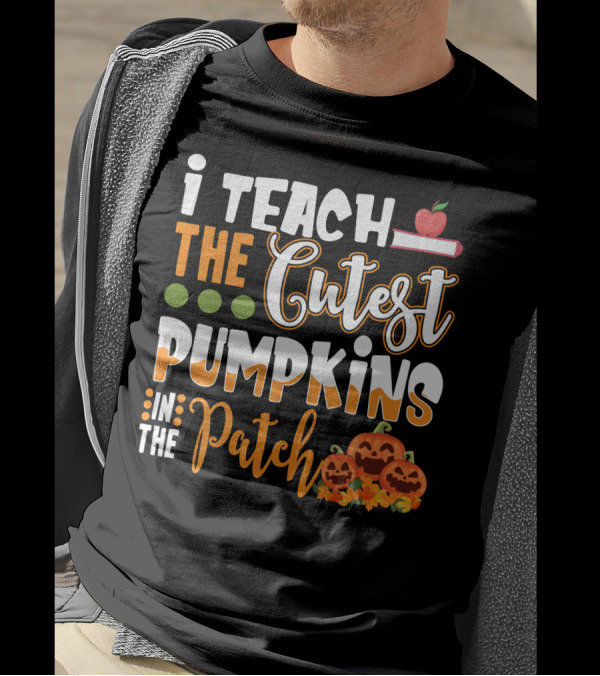 I Teach The Cutest Pumpkins In The Patch Halloween Teacher Text With Apple And Smiling Pumpkins T-Shirt