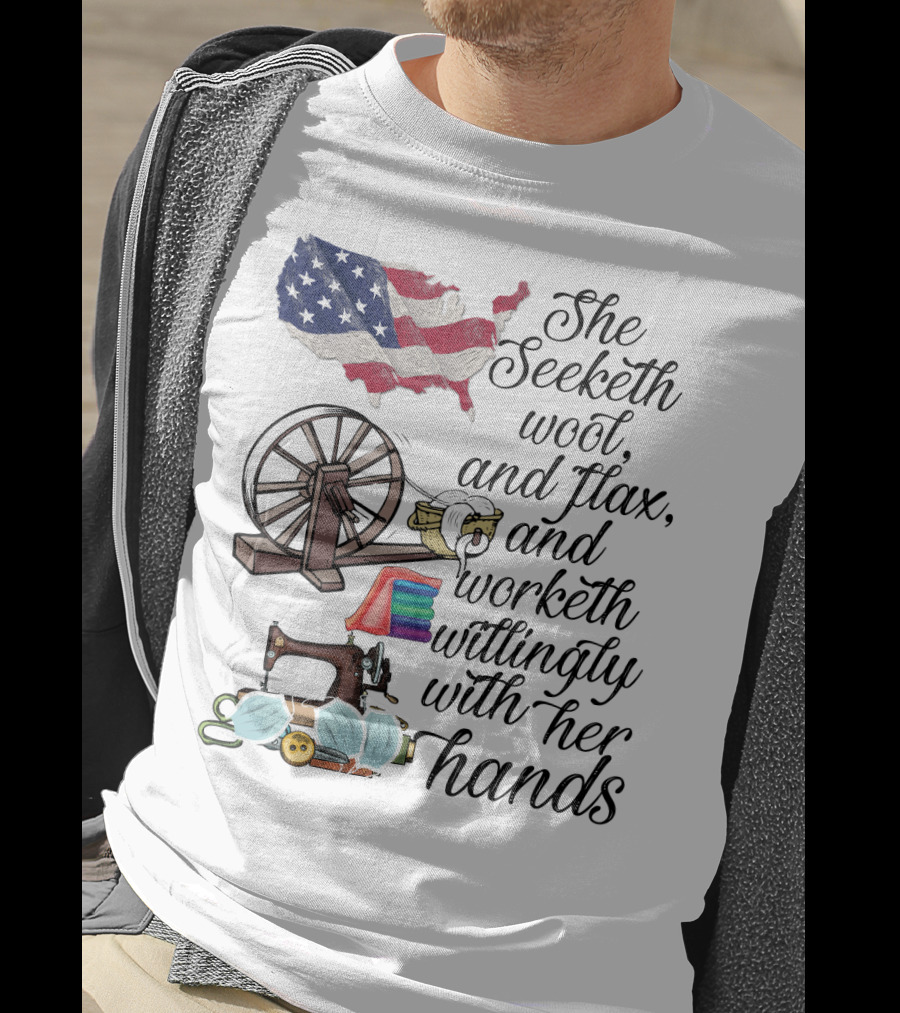 She Seeketh Wool Flax Worketh Willingly With Her Hands American Flag Spinning Wheel Sewing Machine Masks T-Shirt