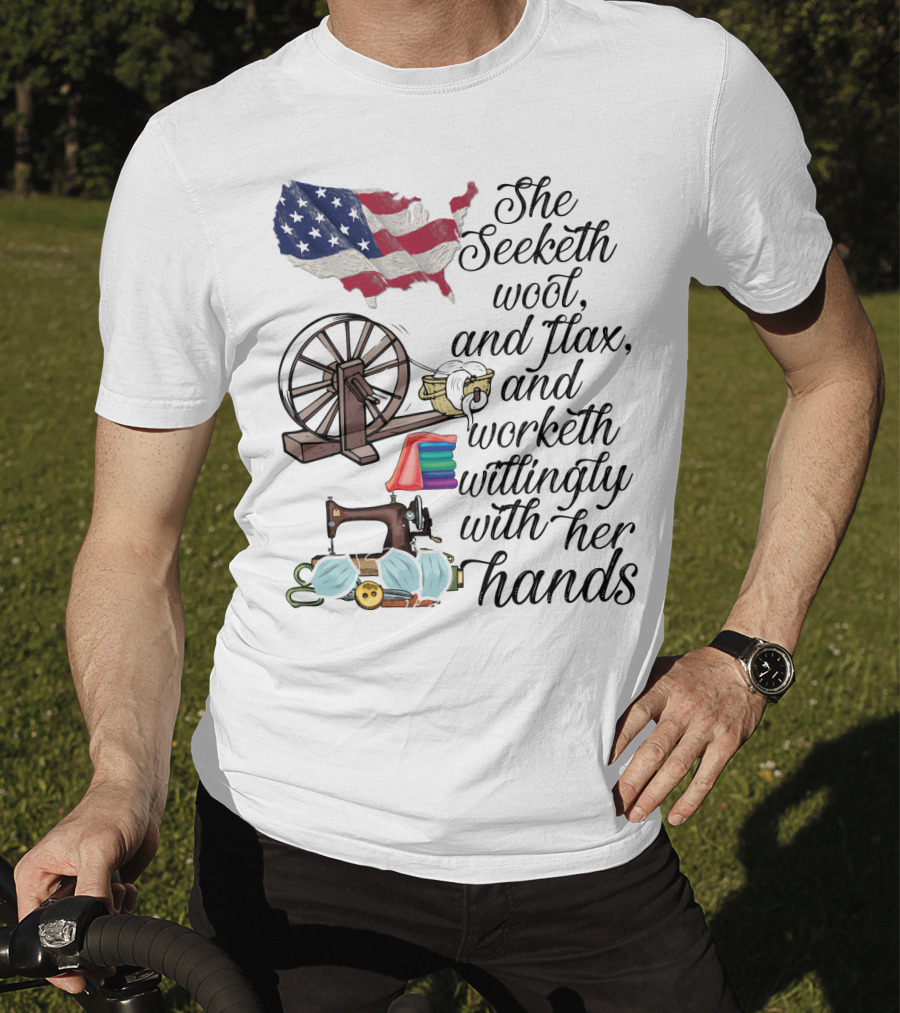 She Seeketh Wool Flax Worketh Willingly With Her Hands American Flag Spinning Wheel Sewing Machine Masks T-Shirt