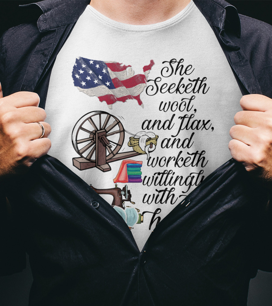She Seeketh Wool Flax Worketh Willingly With Her Hands American Flag Spinning Wheel Sewing Machine Masks T-Shirt