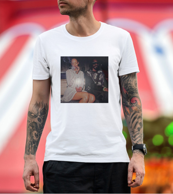 Premium T-Shirt: Rihanna Snoop Dogg Fenty Smoky Moment T-Shirt Rihanna Snoop Dogg Fenty Smoky Moment T-Shirt
