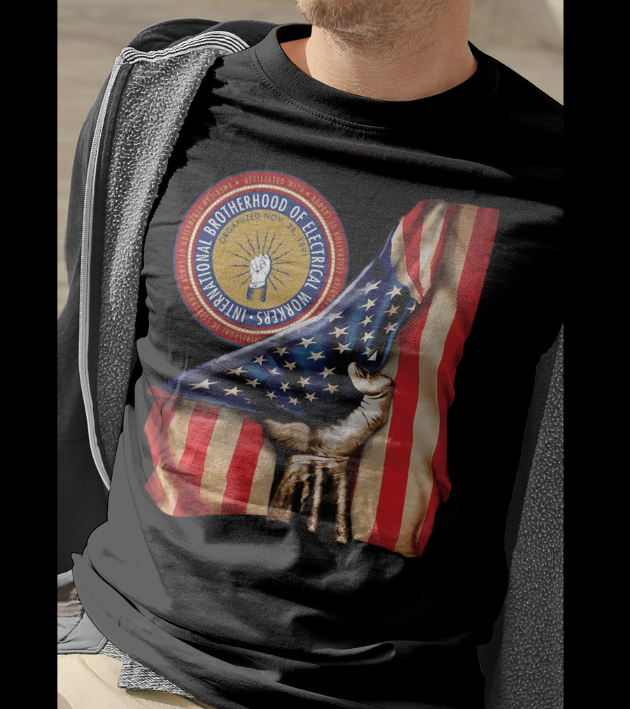 INTERNATIONAL BROTHERHOOD OF ELECTRICAL WORKERS ORGANIZED NOV 28 1891 AMERICAN FLAG HAND FIST STRIPED IBEW NXTM139 T-Shirt