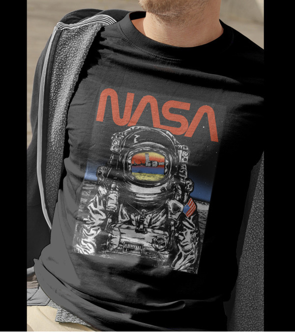 NASA Astronaut Moon Reflection Vintage Space Explorer T-Shirt