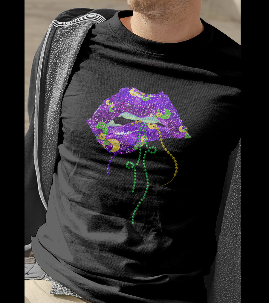 Mardi Gras Sparkling Lips With Beads Queen Carnival Purple Gold T-Shirt