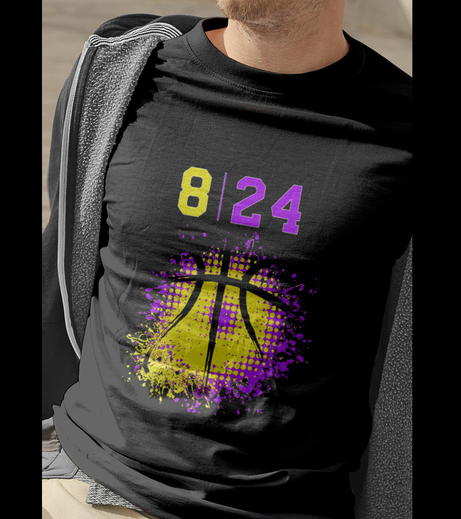 8 24 Basketball August Birthday T-Shirt