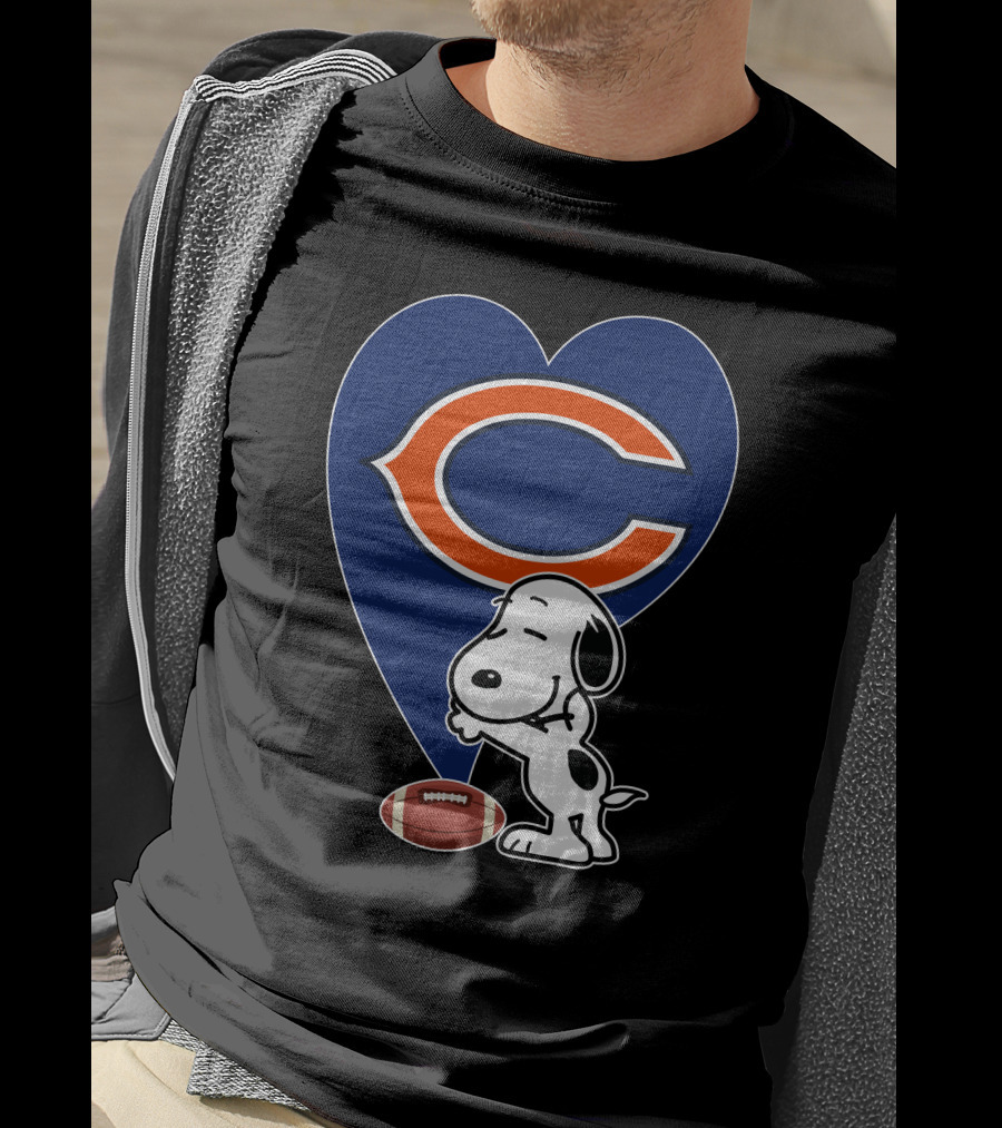Chicago Bears Snoopy Hug Heart Football T-Shirt