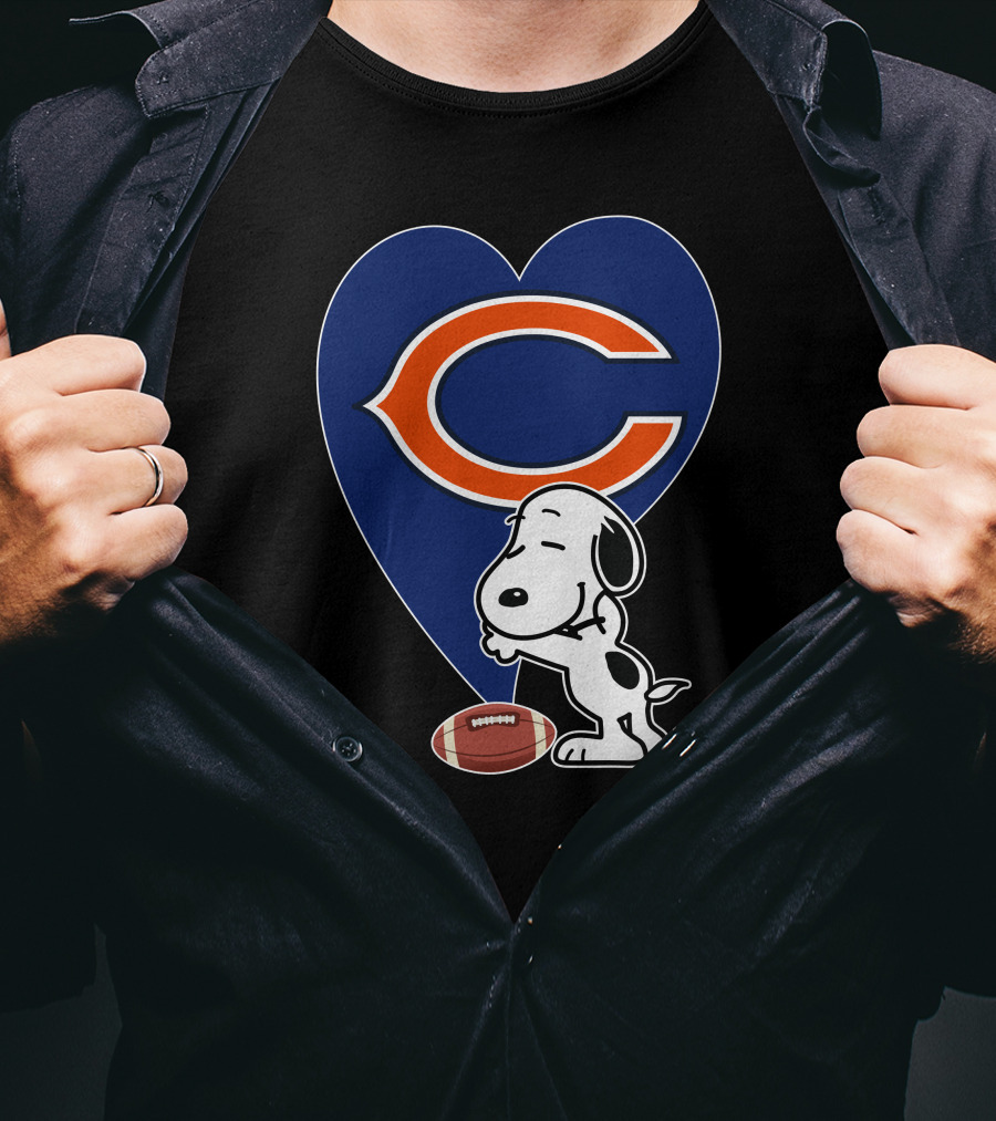 Chicago Bears Snoopy Hug Heart Football T-Shirt