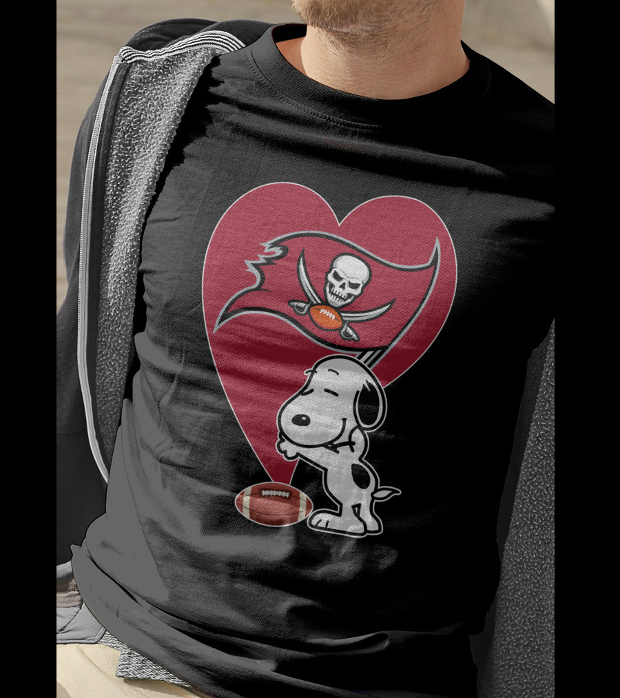 Tampa Bay Buccaneers Snoopy Heart Hug Football T-Shirt