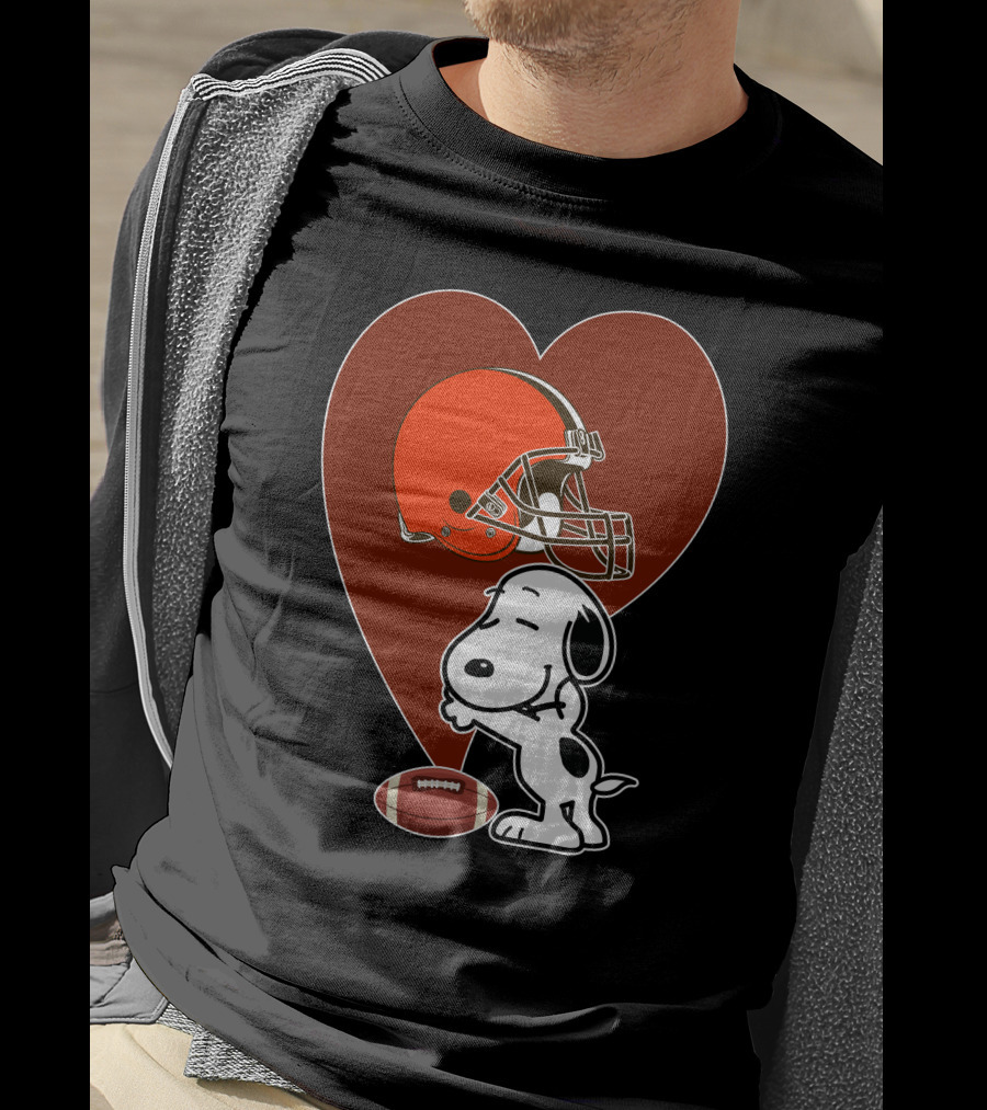 Cleveland Browns Snoopy Heart Football Helmet Hug T-Shirt