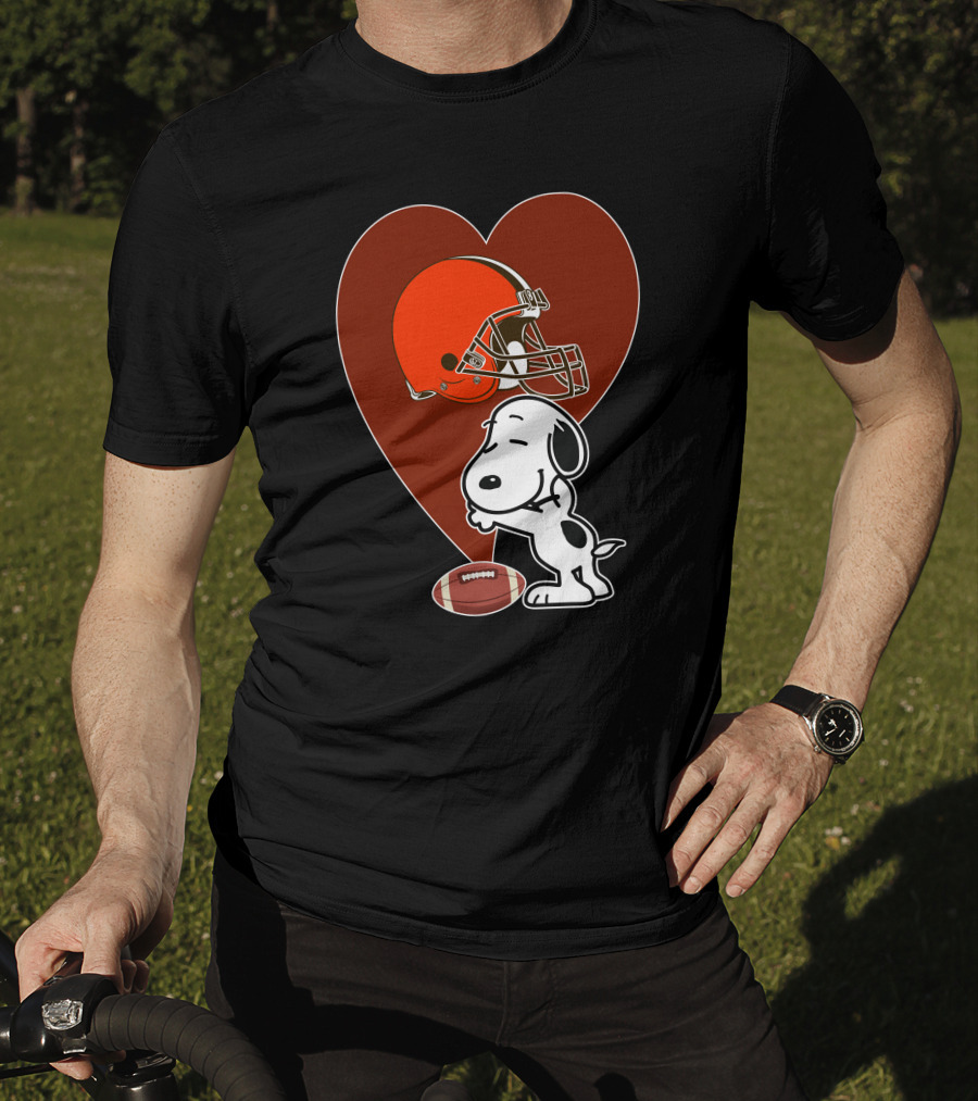 Cleveland Browns Snoopy Heart Football Helmet Hug T-Shirt