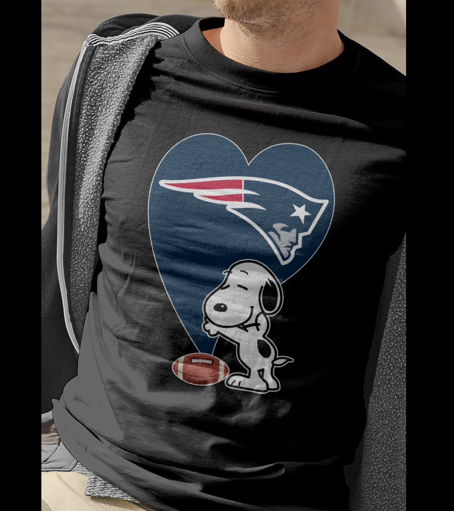 Snoopy Hugging New England Patriots Heart With Football T-Shirt