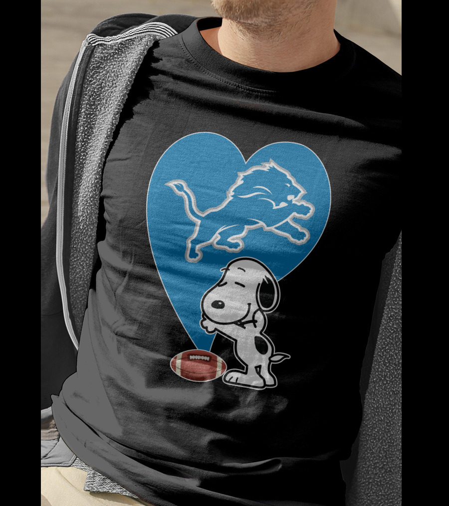 Detroit Lions Snoopy Heart Balloon Football Hug T-Shirt