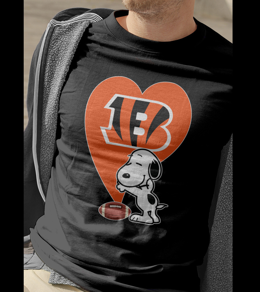 Cincinnati Bengals Snoopy Heart Football Hug T-Shirt