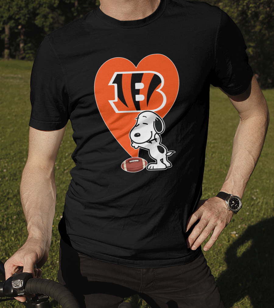 Cincinnati Bengals Snoopy Heart Football Hug T-Shirt