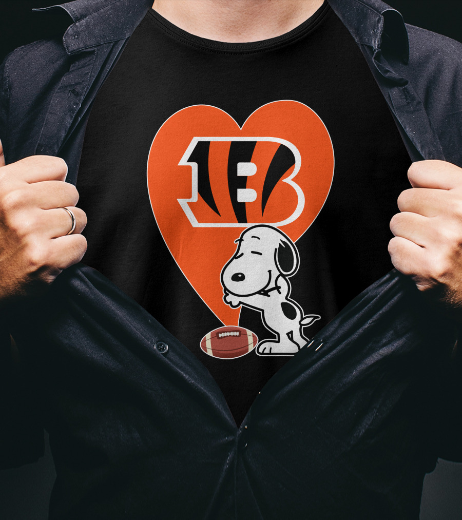 Cincinnati Bengals Snoopy Heart Football Hug T-Shirt