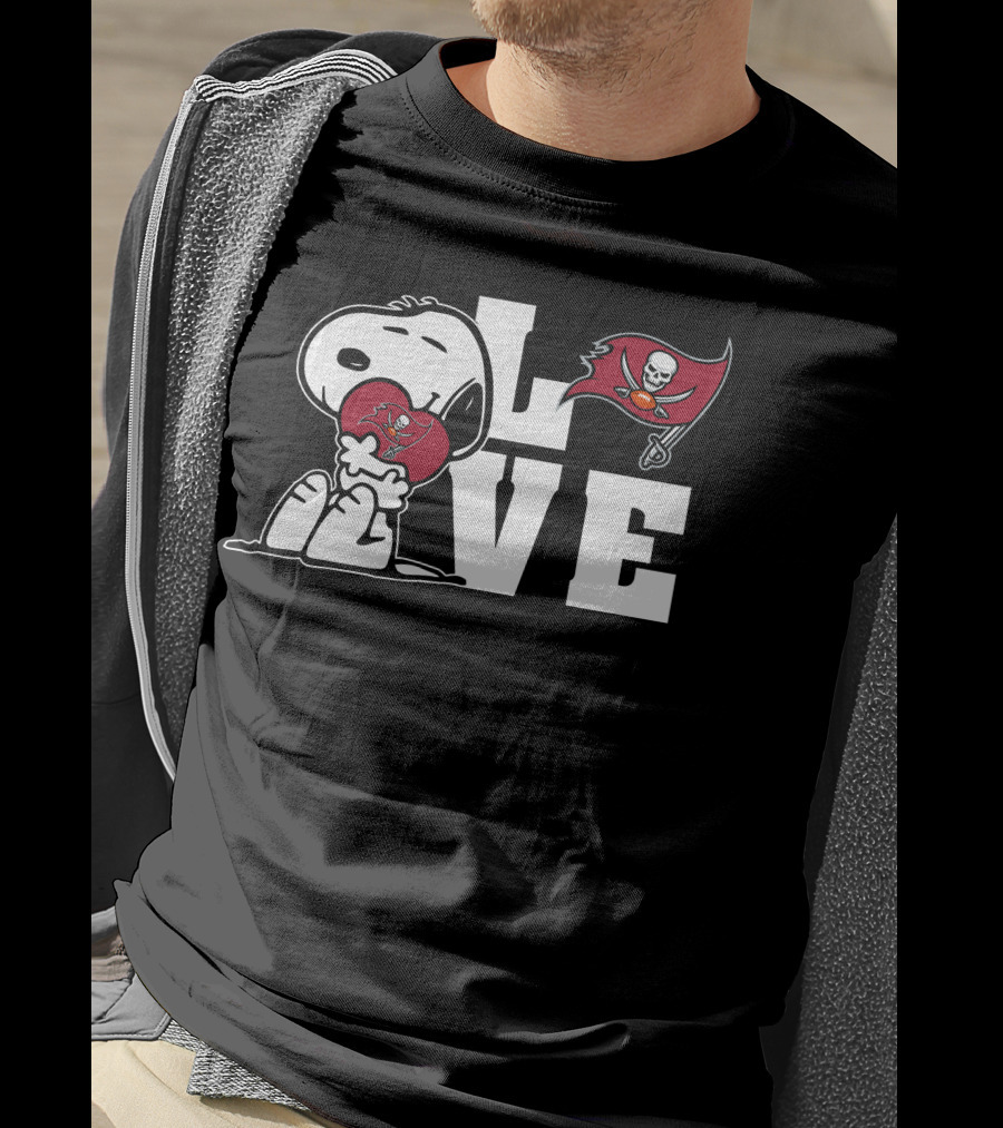 Snoopy Hugging Tampa Bay Buccaneers Heart With Love And Flag T-Shirt