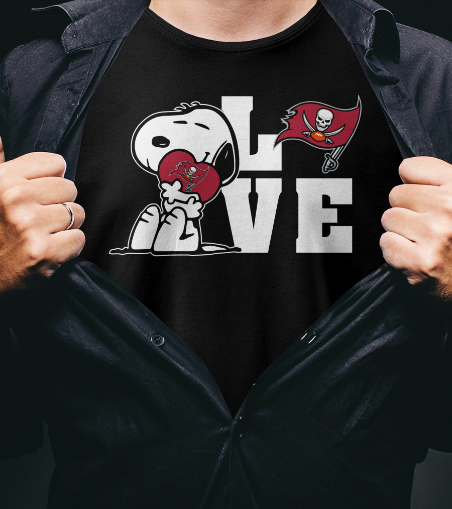 Snoopy Hugging Tampa Bay Buccaneers Heart With Love And Flag T-Shirt