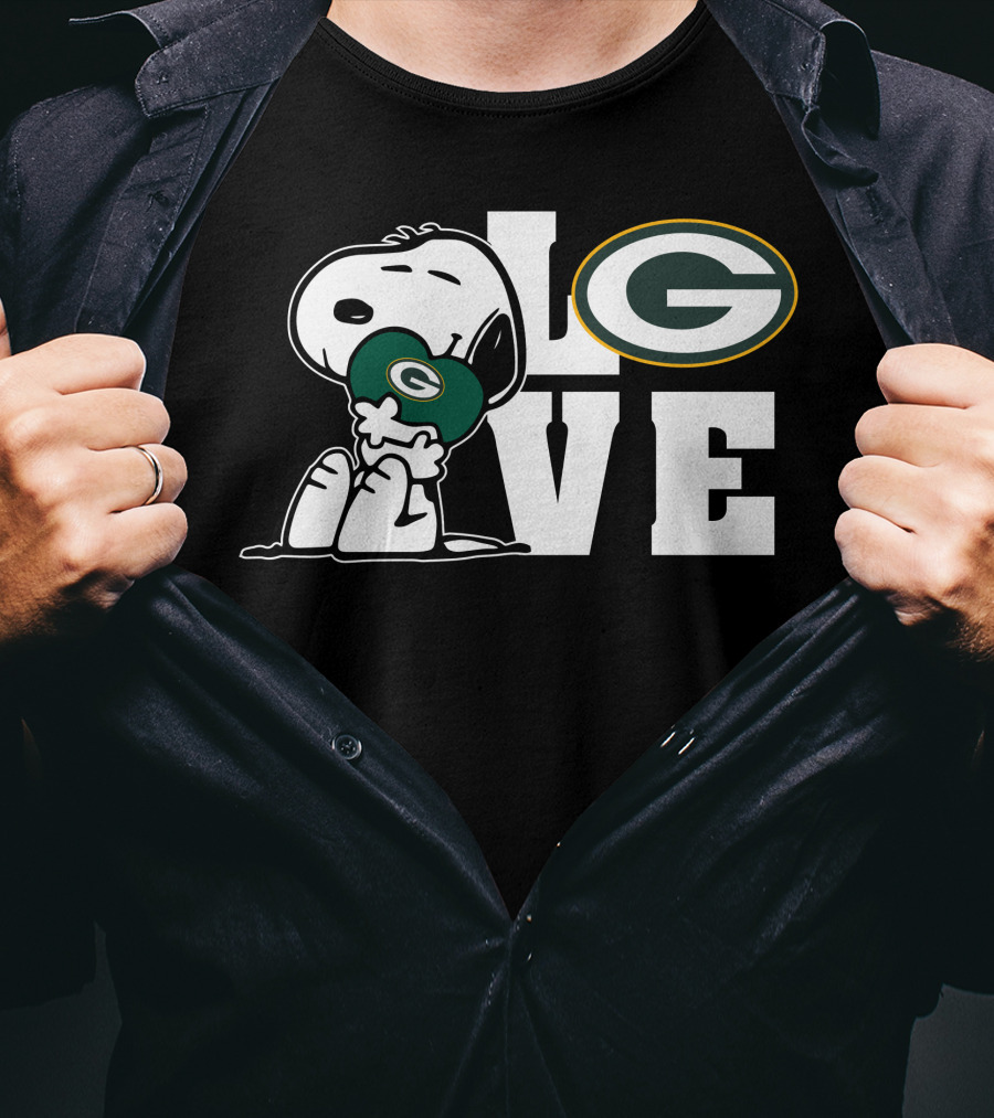 Snoopy Holding Green Bay Packers Football Love T-Shirt