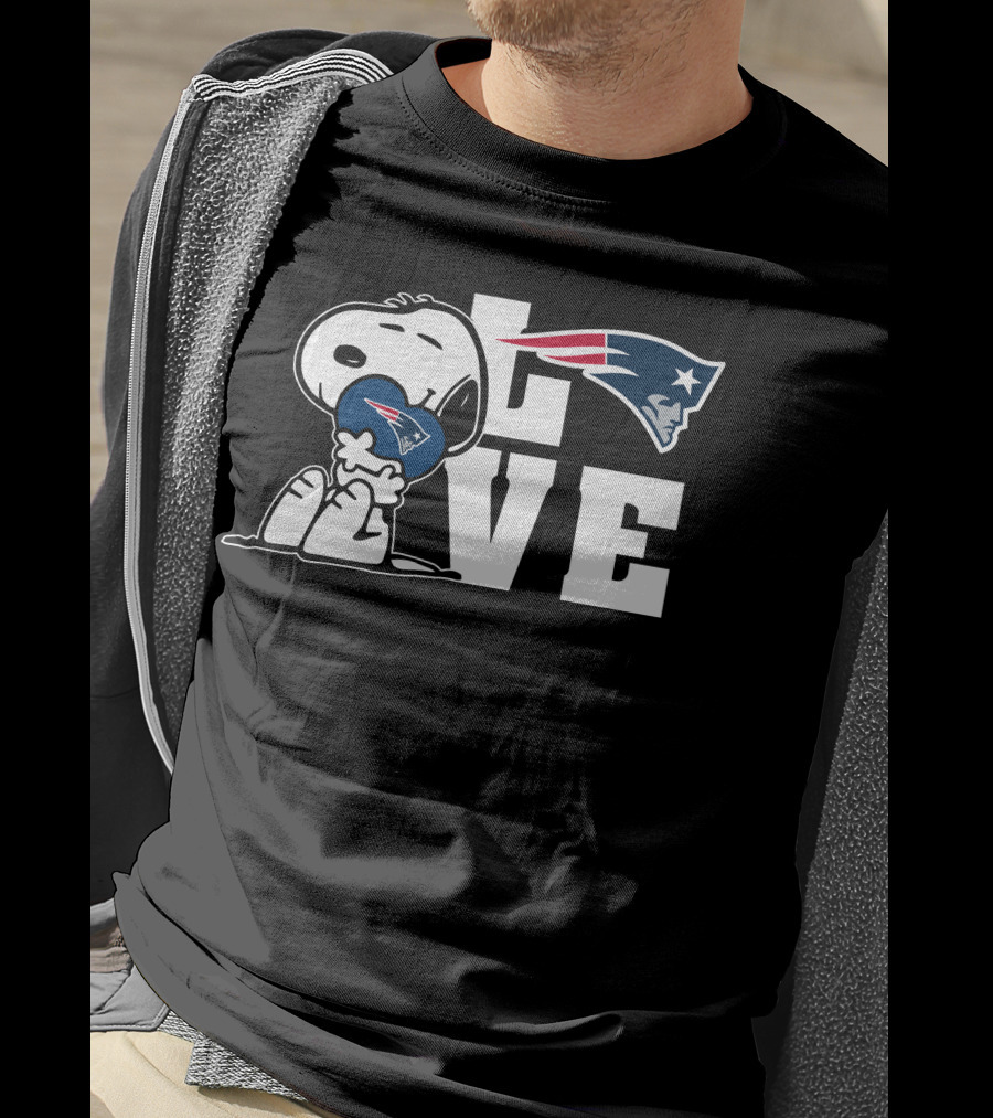 Snoopy Hugging New England Patriots Logo Love T-Shirt