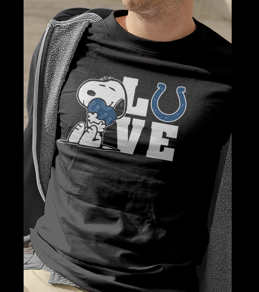 Snoopy Hugging Indianapolis Colts Horseshoe Love T-Shirt