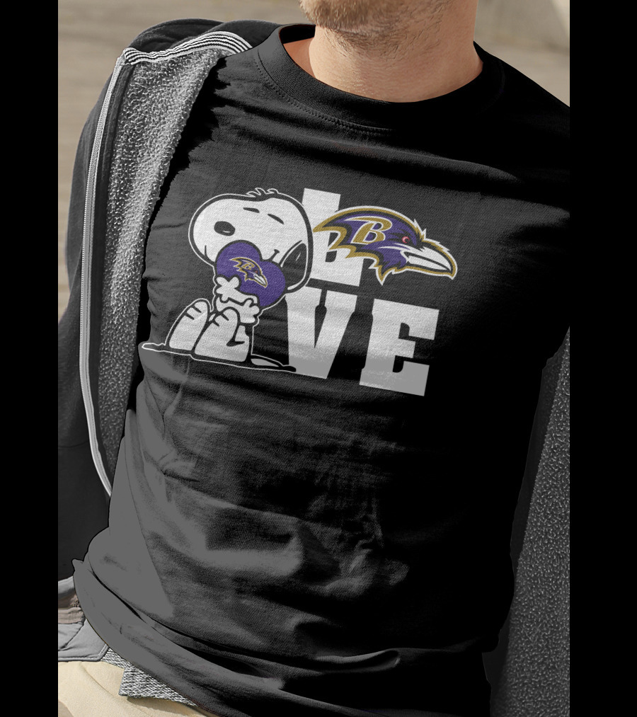 Snoopy Holding Baltimore Ravens Heart Love Ravens T-Shirt