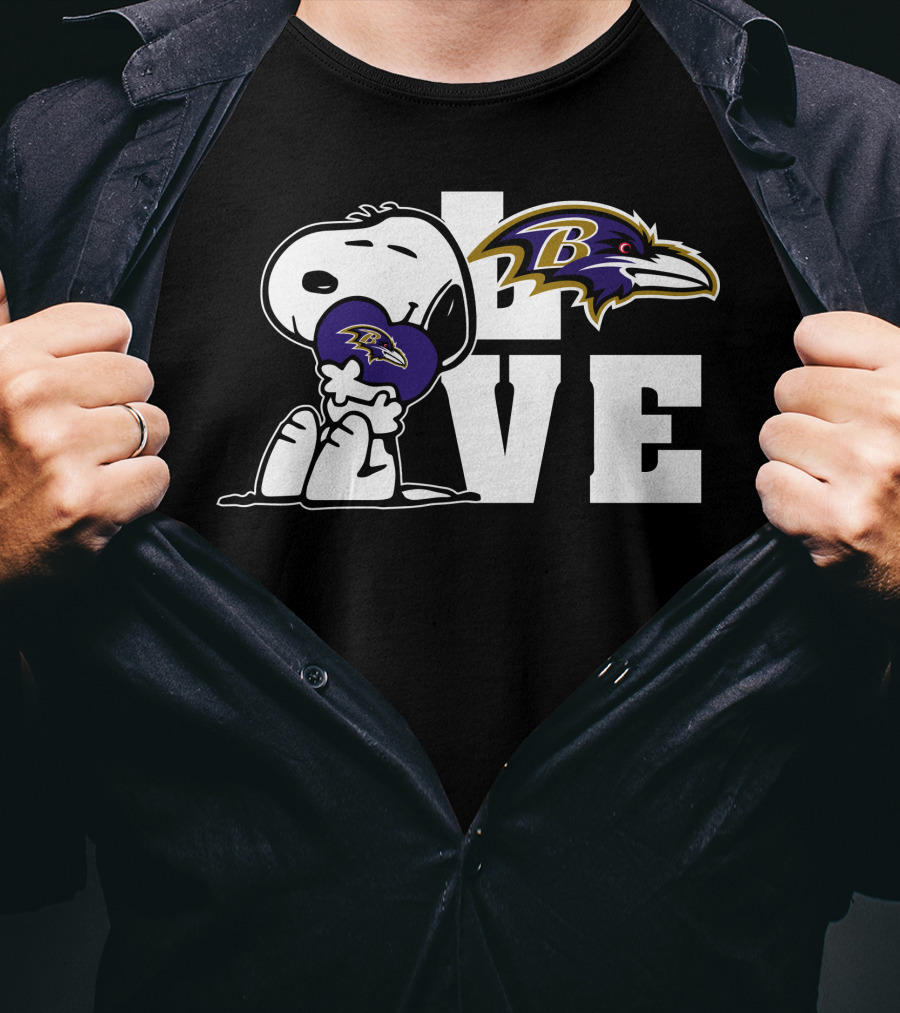 Snoopy Holding Baltimore Ravens Heart Love Ravens T-Shirt