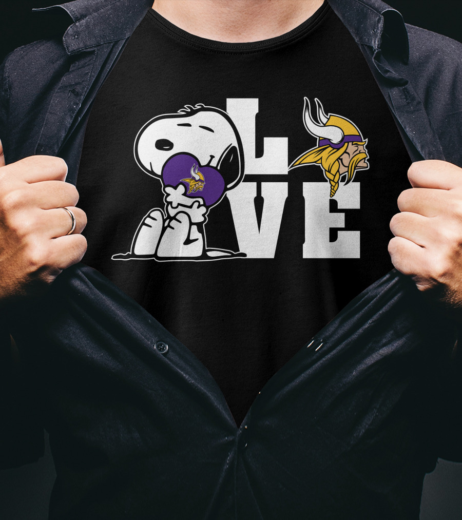 Snoopy Holding Minnesota Vikings Love Heart T-Shirt