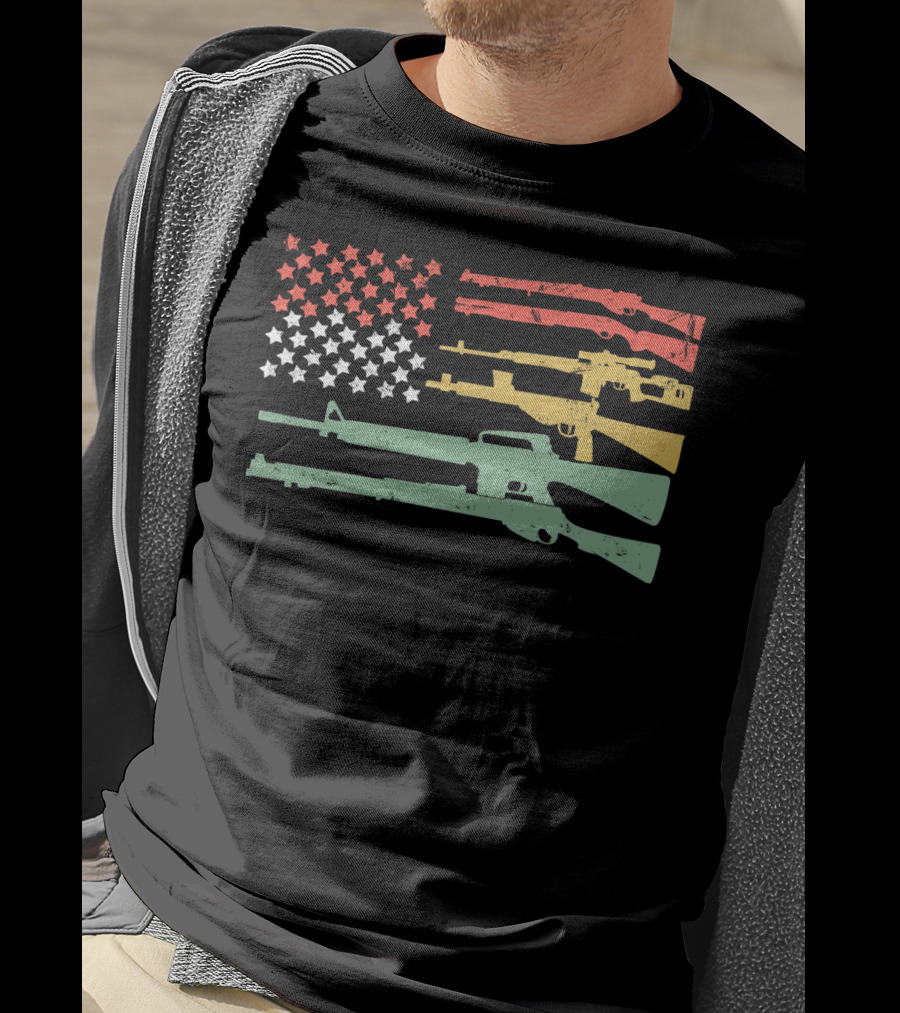 Big American Flag Machine Guns Vintage 2A Flag With Red Gold Green Rifle T-Shirt