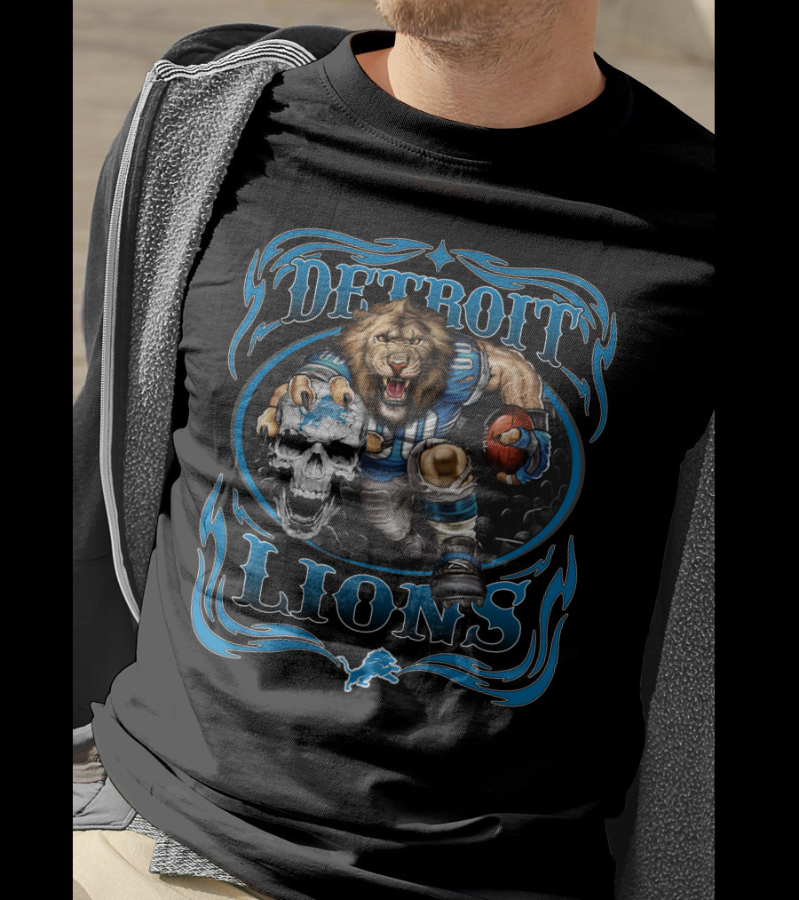 Detroit Lions Ferocious Lion Holding Skull And Football T-Shirt
