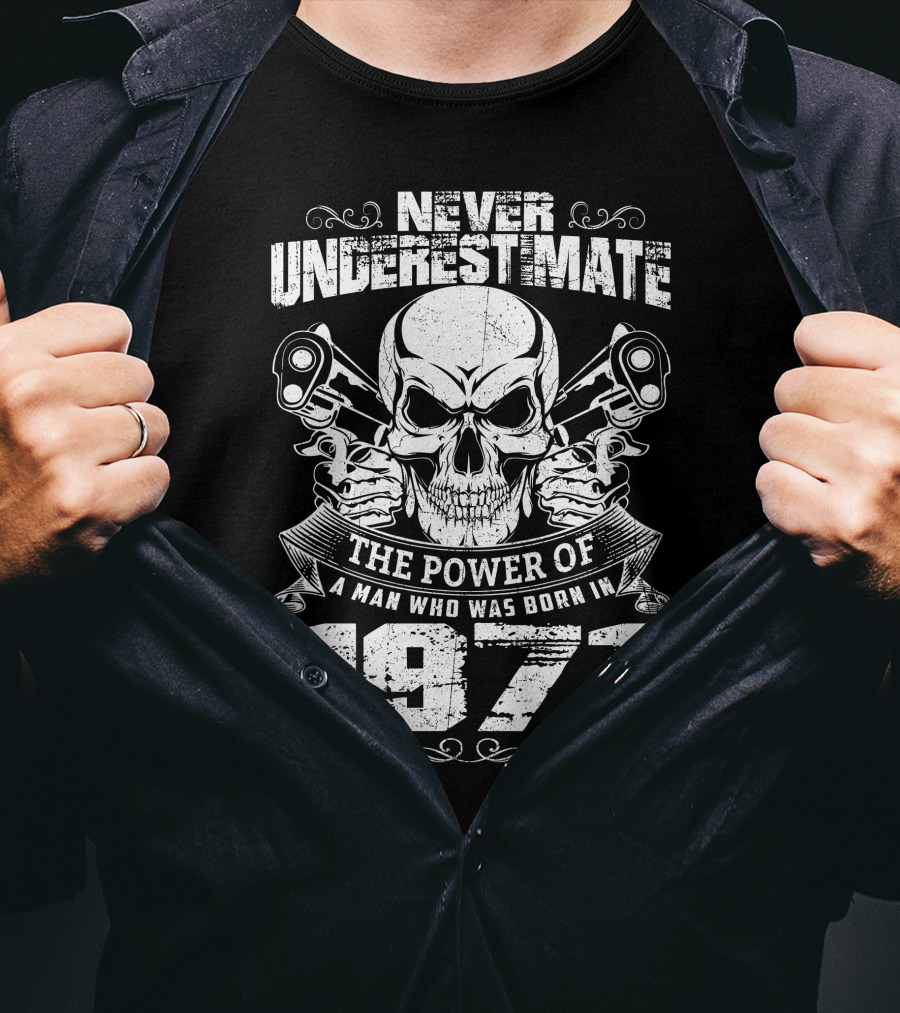 Never Underestimate The Power Of A Man Who Was Born In 1971 Skull Pistons T-Shirt