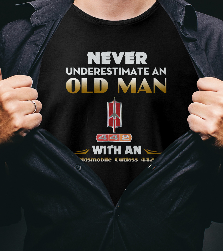 NEVER UNDERESTIMATE AN OLD MAN WITH AN OLDSMOBILE CUTLASS 442 T-Shirt