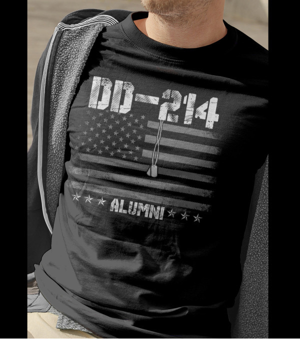 DD-214 Alumni Vintage US Army Veteran Day Flag And Dog Tags T-Shirt