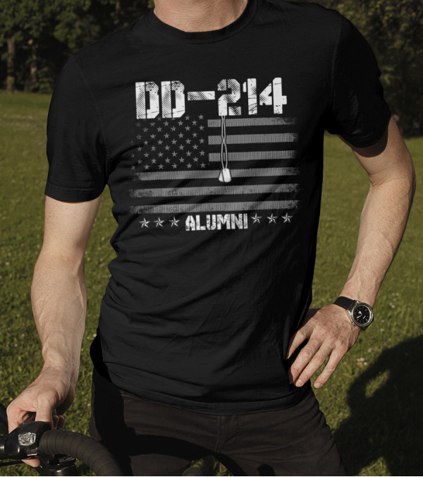 DD-214 Alumni Vintage US Army Veteran Day Flag And Dog Tags T-Shirt