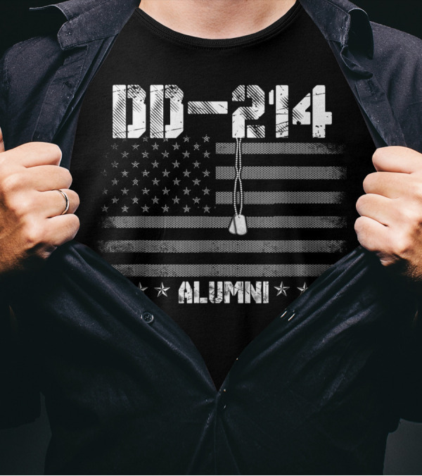 DD-214 Alumni Vintage US Army Veteran Day Flag And Dog Tags T-Shirt