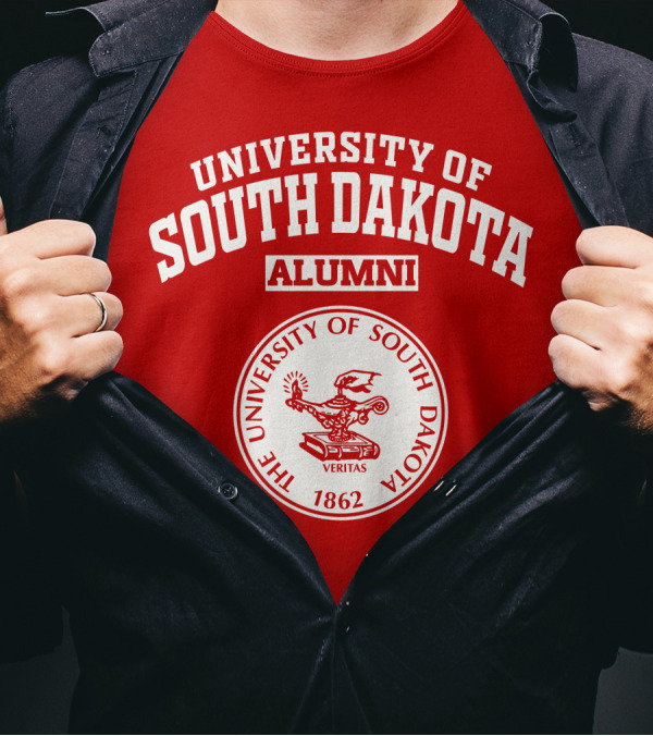 UNIVERSITY OF SOUTH DAKOTA ALUMNI THE UNIVERSITY OF SOUTH DAKOTA VERITAS 1862 T-Shirt