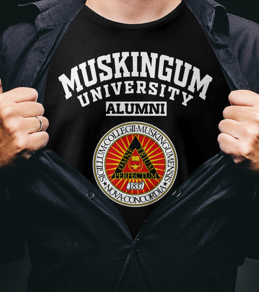 Muskingum University Alumni Sigillum Collegii Muskingumensis Nova Concordia 1837 Perfectum T-Shirt