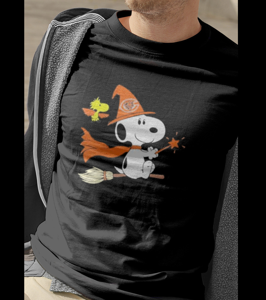 Snoopy Witch Chicago Bears Halloween Flying Broomstick Woodstock T-Shirt