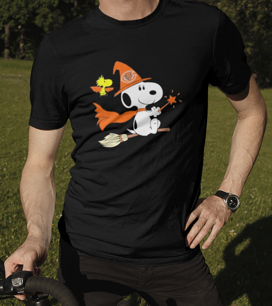 Snoopy Witch Chicago Bears Halloween Flying Broomstick Woodstock T-Shirt