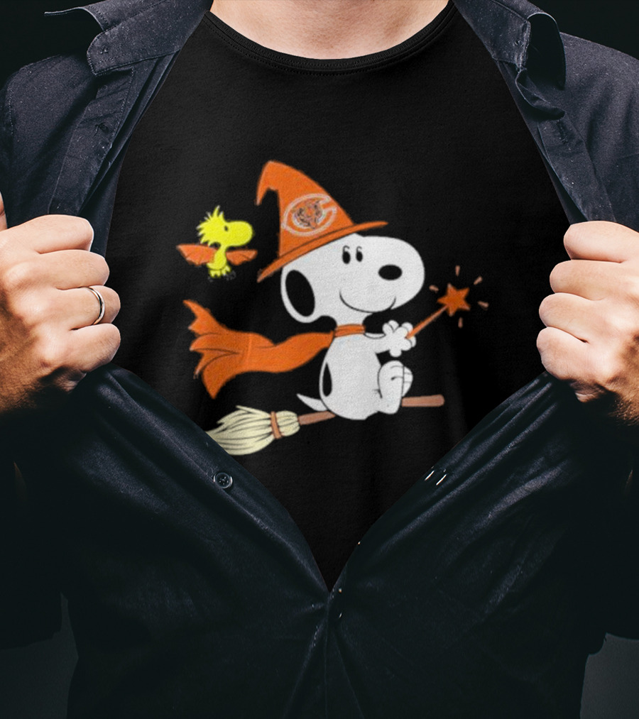 Snoopy Witch Chicago Bears Halloween Flying Broomstick Woodstock T-Shirt